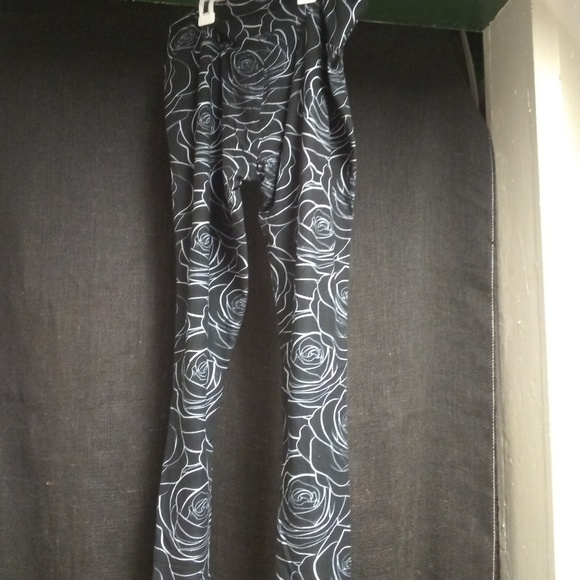 🌼 3 for $25 🌼 Black and White Rose Capri leggin - Picture 2 of 2
